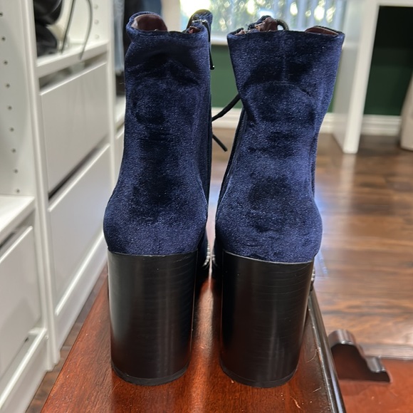 BLUE VELVET BEAUTIFUL FALL BOOTS! Size 6 1/2. NEVER BEEN ENJOYED. - Picture 3 of 9